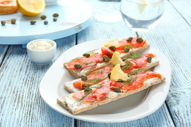 Leckere Knäckebrot-Sandwiches mit Lachs und Kapern auf dem Teller