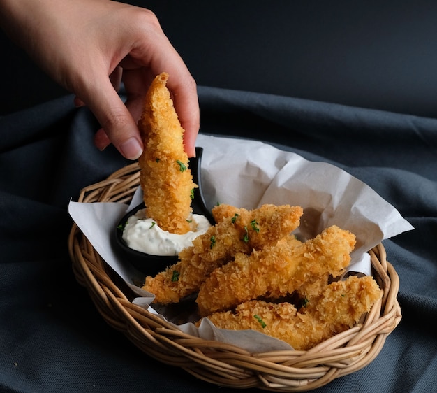 Leckere knusprig gebratene panierte Hähnchenbrust mit Sauerrahm