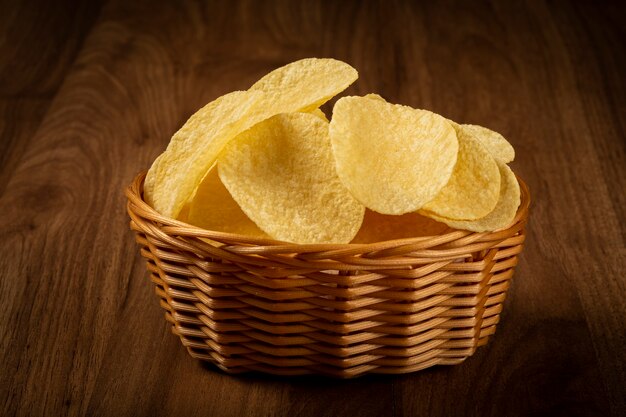 Leckere knusprige Kartoffelchips auf dem Tisch