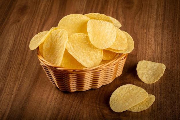 Leckere knusprige Kartoffelchips auf dem Tisch