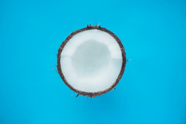 Leckere Kokosnuss auf blauer Oberfläche