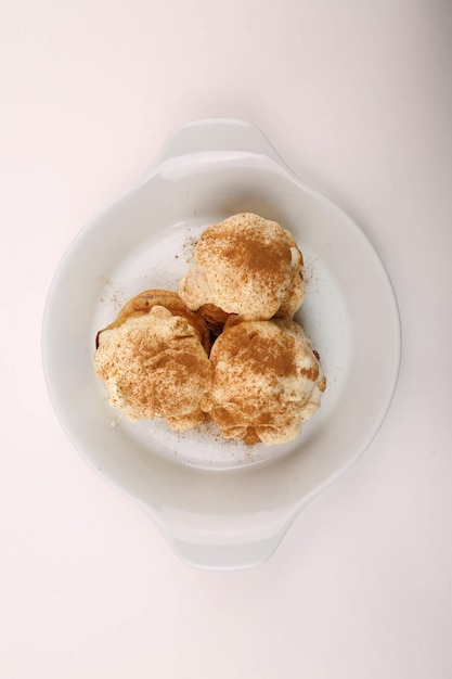 Leckere Kränzchen mit Schokolade auf dem Tisch