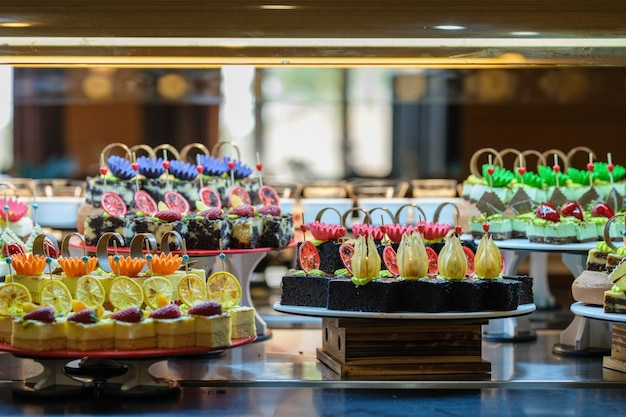 Leckere kuchen am hotelbuffet