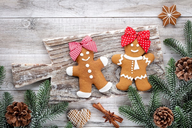 Leckere Lebkuchen und Weihnachtsdekor auf Holzhintergrund.