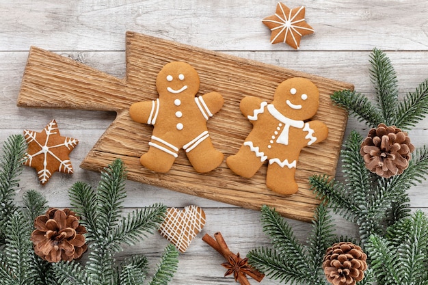 Leckere Lebkuchen und Weihnachtsdekor auf Holzhintergrund.