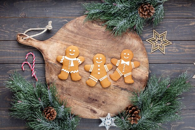 Leckere Lebkuchen und Weihnachtsdekor auf Holzhintergrund.