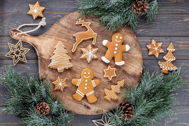 Leckere Lebkuchen und Weihnachtsdekor auf Holzhintergrund.