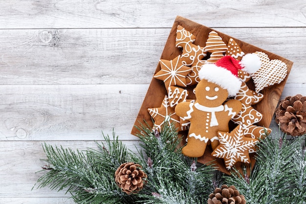 Leckere Lebkuchen und Weihnachtsdekor auf Holzhintergrund.