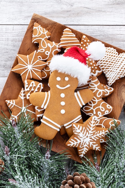 Leckere Lebkuchen und Weihnachtsdekor auf Holzhintergrund.