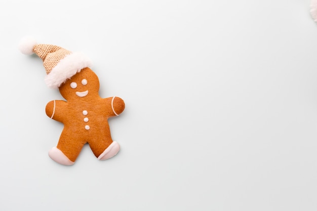 Leckere Lebkuchen und Weihnachtsdekor auf pastellfarbenem Hintergrund.