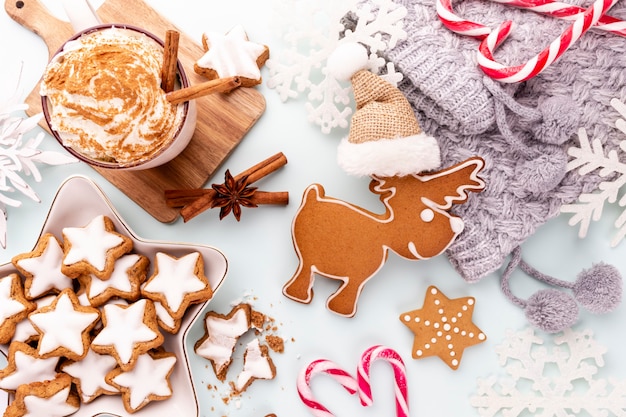 Leckere Lebkuchen und Weihnachtsdekor auf pastellfarbenem Hintergrund.