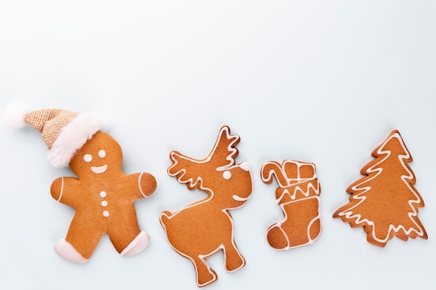 Leckere Lebkuchen und Weihnachtsdekor auf pastellfarbenem Hintergrund.