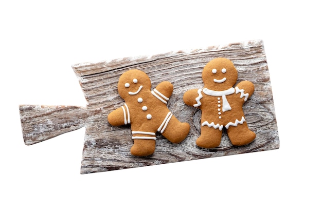 Leckere Lebkuchenplätzchen und Weihnachtsdekor auf Holzhintergrund.