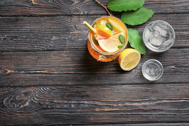 Leckere Limonade mit Zitrusfrüchten im Glas auf dem Tisch