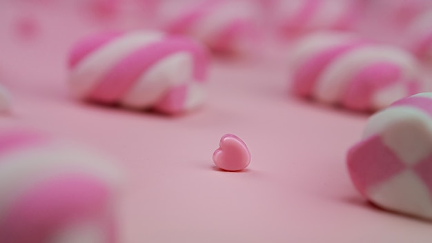 Leckere Marshmallows auf einem rosa Hintergrund