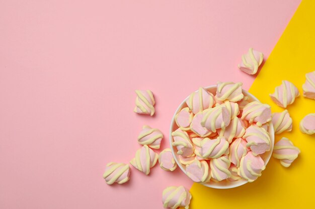 Leckere Marshmallows auf rosa Hintergrund