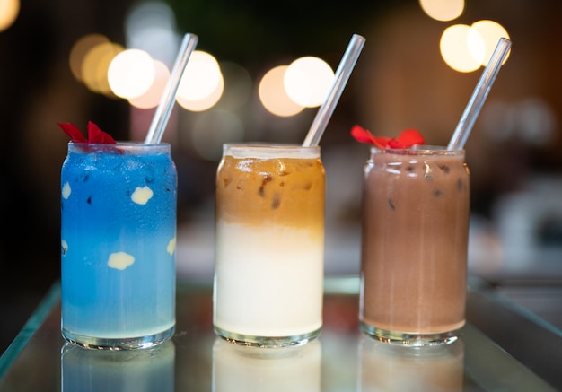 Leckere Milchshakes auf der Theke in einem Glas mit Strohhalm