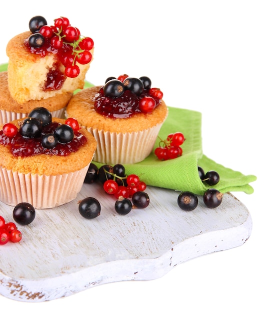 Leckere Muffins mit Beeren auf Weiß