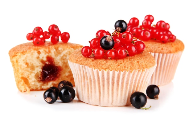 Leckere Muffins mit Beeren, isoliert auf weiss