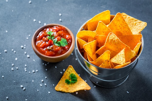 Leckere Nachos mit Tomatendip und Koriander