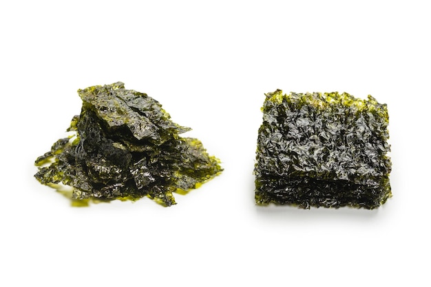 Leckere Nori-Algen isoliert auf weißem Hintergrund