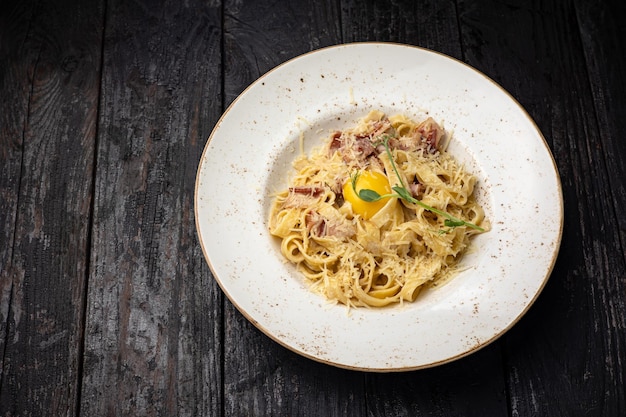 leckere Nudeln mit Käse, Gemüse, Sauce in einem Restaurant