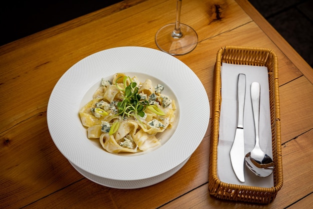 leckere Nudeln mit Käse, Gemüse, Sauce in einem Restaurant