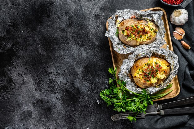 Leckere Ofenkartoffel mit Cheddar-Käse-Knoblauch und Petersilie