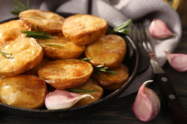 Leckere Ofenkartoffel mit Rosmarin in der Pfanne auf dem Tisch hautnah