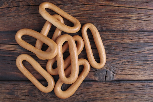 Foto leckere ovale bagels auf holzbrettern