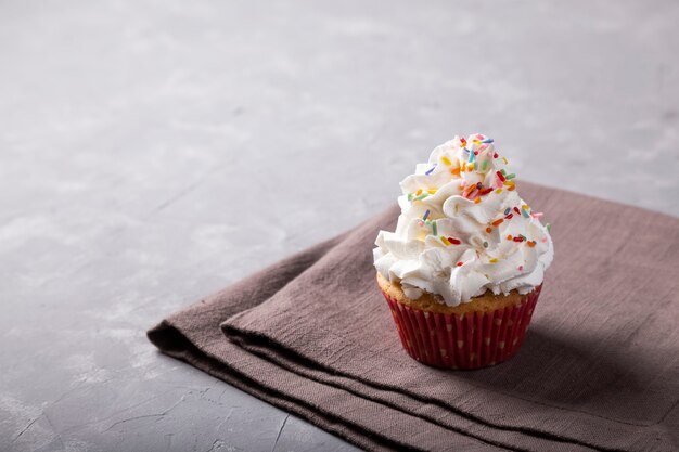 Leckere Party-Cupcakes auf dem Tisch Cupcakes mit Schlagsahne