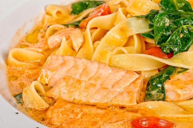 Leckere Pasta mit Lachs-Sahnekäse und Petersilie aus nächster Nähe