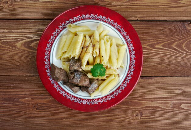 Leckere Pasta mit Schweineleber. Italienische Küche