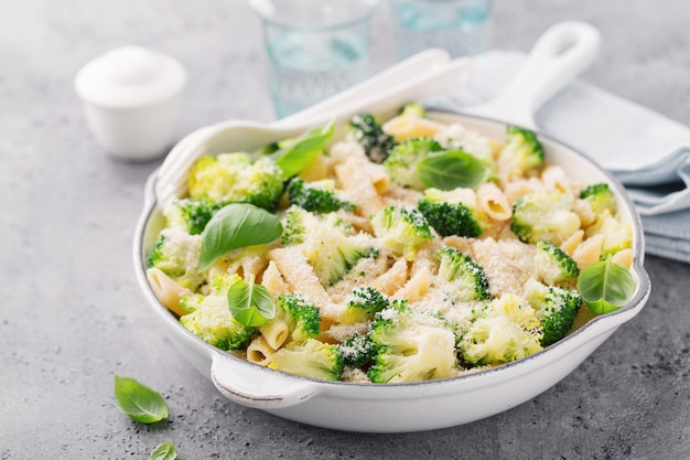 Leckere Pasta Penne mit Broccoli und Käse