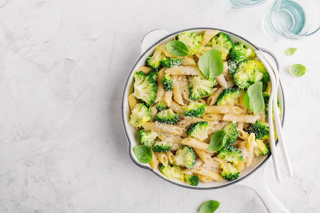 Leckere Pasta Penne mit Broccoli und Käse