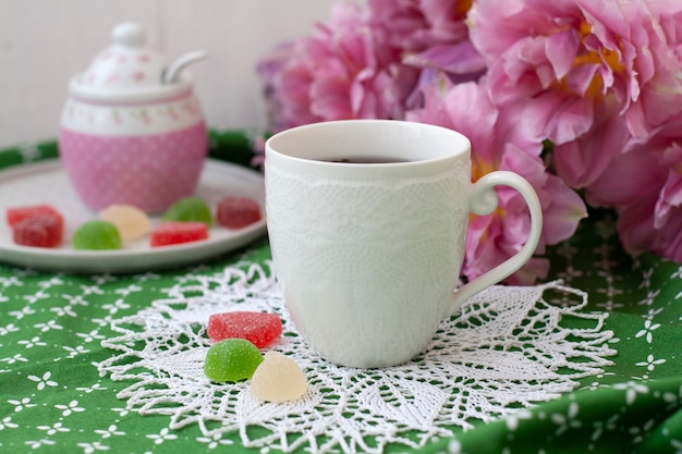 leckere Pause. Tasse Tee mit Gummibärchen.