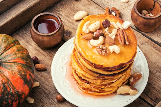 Leckere Pfannkuchen auf Holztisch