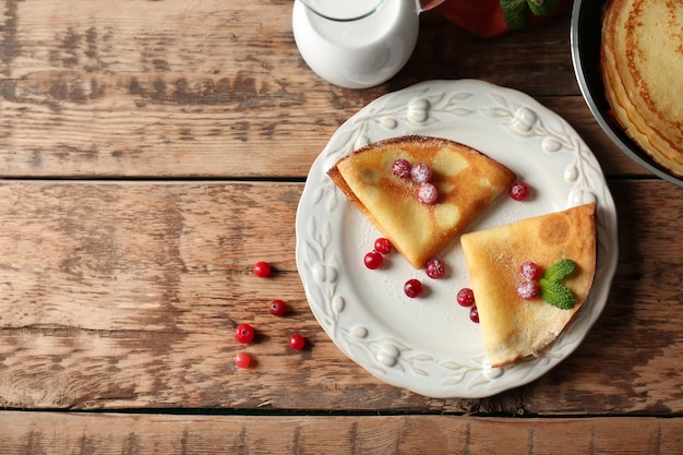 Leckere Pfannkuchen mit Beeren auf Teller