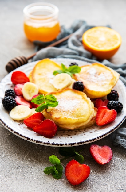 Leckere Pfannkuchen mit Beeren