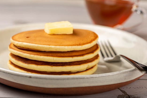 Leckere Pfannkuchen mit Butter und Honig