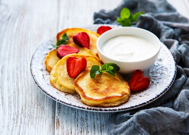 Leckere Pfannkuchen mit Erdbeeren