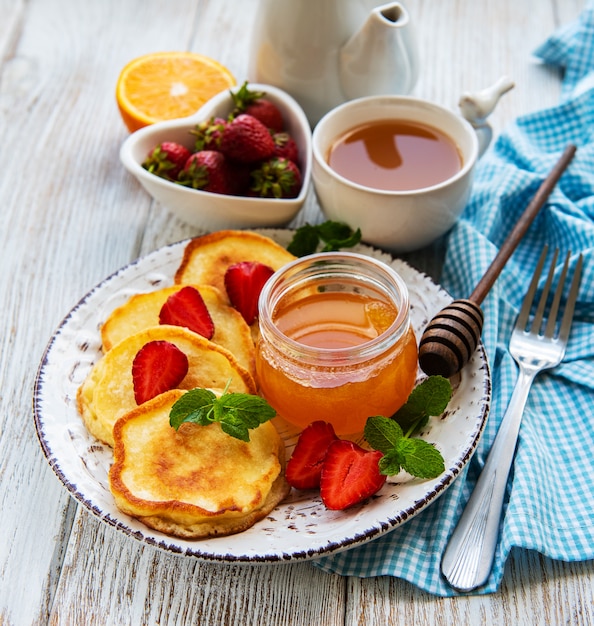 Leckere Pfannkuchen mit Erdbeeren