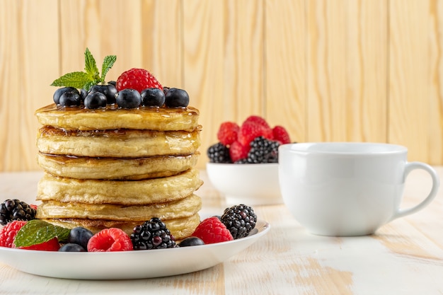 Leckere Pfannkuchen mit frischen Beeren