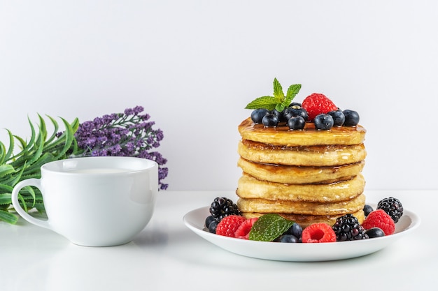 Leckere Pfannkuchen mit frischen Beeren