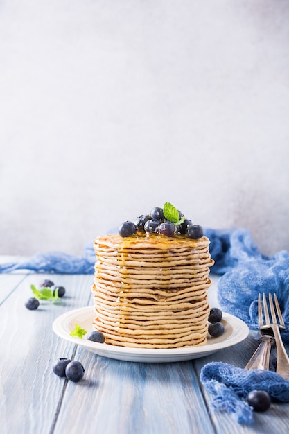 Leckere Pfannkuchen mit frischen Blaubeeren