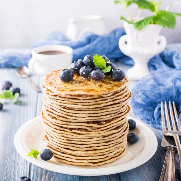 Leckere Pfannkuchen mit frischen Blaubeeren