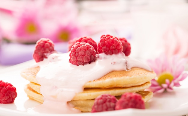 Leckere Pfannkuchen mit Himbeeren