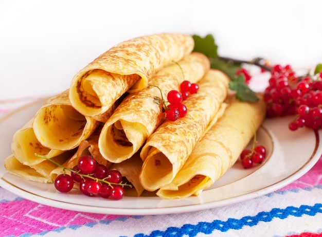 Leckere Pfannkuchen mit roter Johannisbeere.