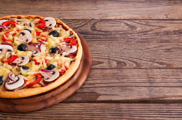 Leckere Pizza auf Holzbrett serviert