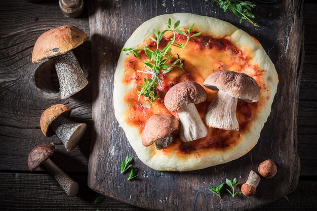 Leckere Pizza aus Waldpilzen und Kräutern